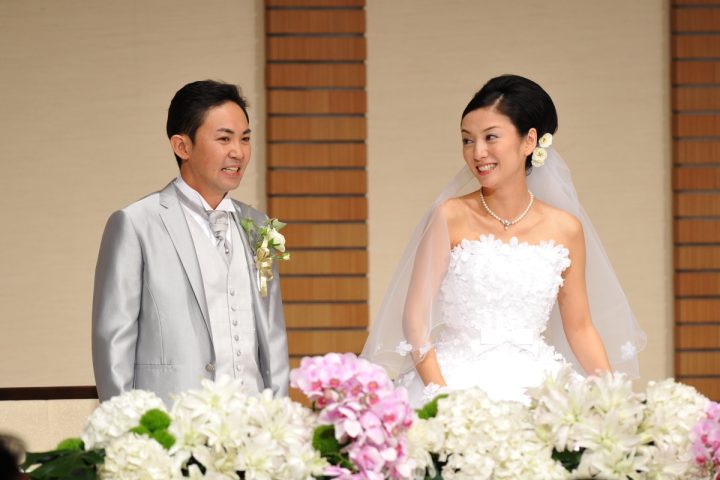 妻は女優の国分佐智子。