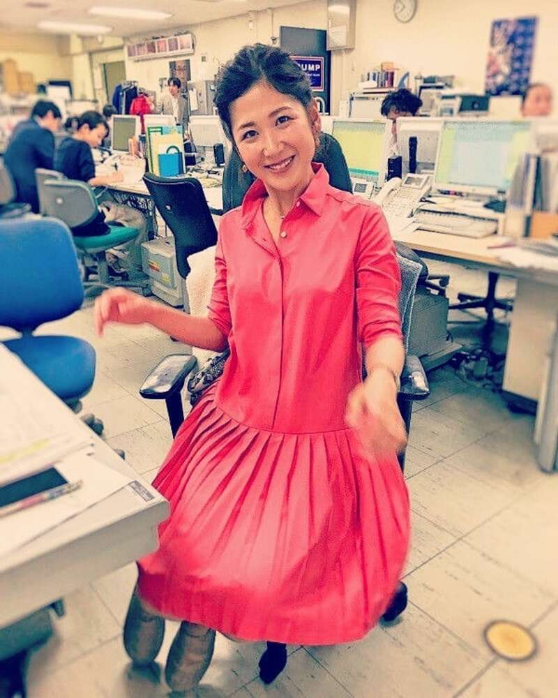 デスクワーク中の姿も（桑子アナのインスタグラムより）