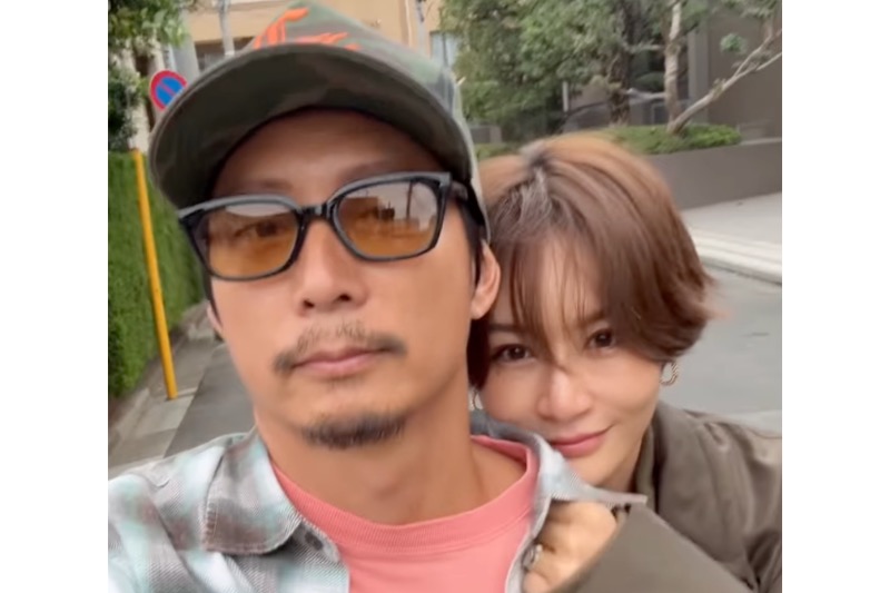 黒木啓司（左）とインフルエンサーの宮崎麗果（右）（宮崎のインスタグラムより）