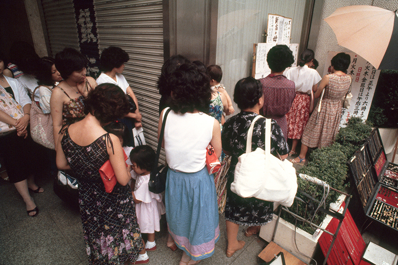 当時、「新宿の母」に占ってもらおうと列を作る人々（時事通信フォト）