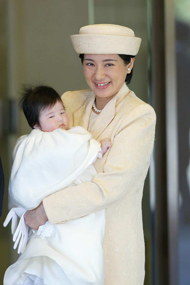 お宮参りに臨まれた雅子さまと愛子さま（2002年3月、撮影／JMPA）