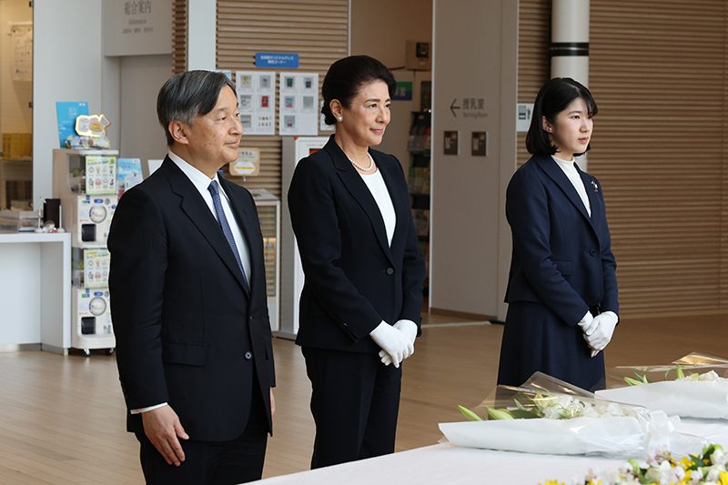 東日本大震災・原子力災害伝承館で供花される天皇ご一家（2026年4月、福島県双葉町。撮影／JMPA）