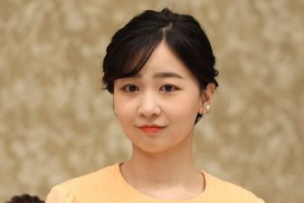 《よく見たら赤・青・白だ》佳子さま「胸元リメイクの赤ワンピ」で紀子さまと合わされた「トリコ…