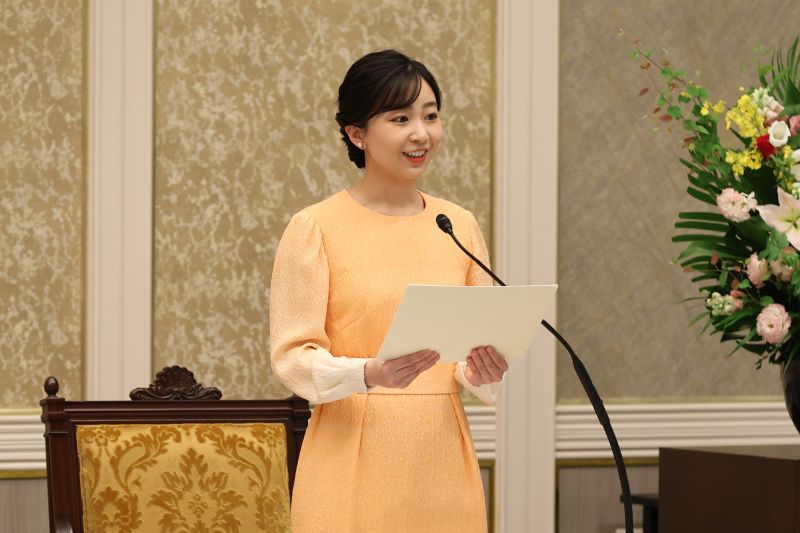 児童出版賞でお言葉を述べられた佳子さま。この日は眞子さんからのお下がりのワンピースをお召しになった。（2026年6月、写真／JMPA）
