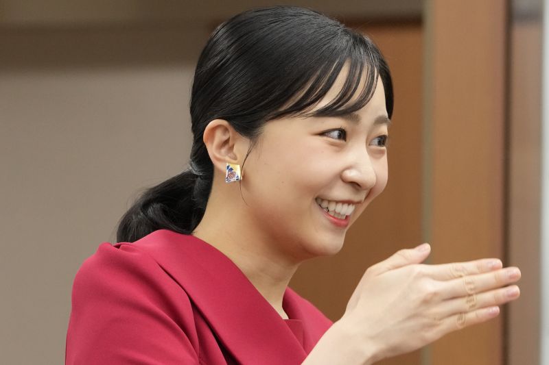 佳子さまは陶器を活用したイヤリングを。（2026年6月、写真／JMPA）