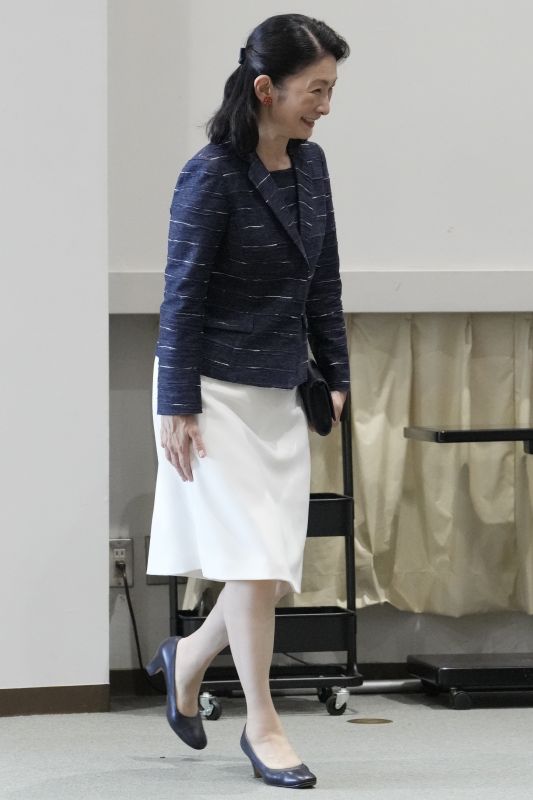 紀子さまは白と紺で統一。（2026年6月、写真／JMPA）