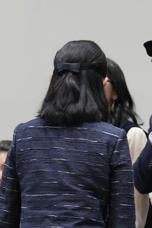紀子さまの後頭部には紺のリボンが。（2026年6月、写真／JMPA）