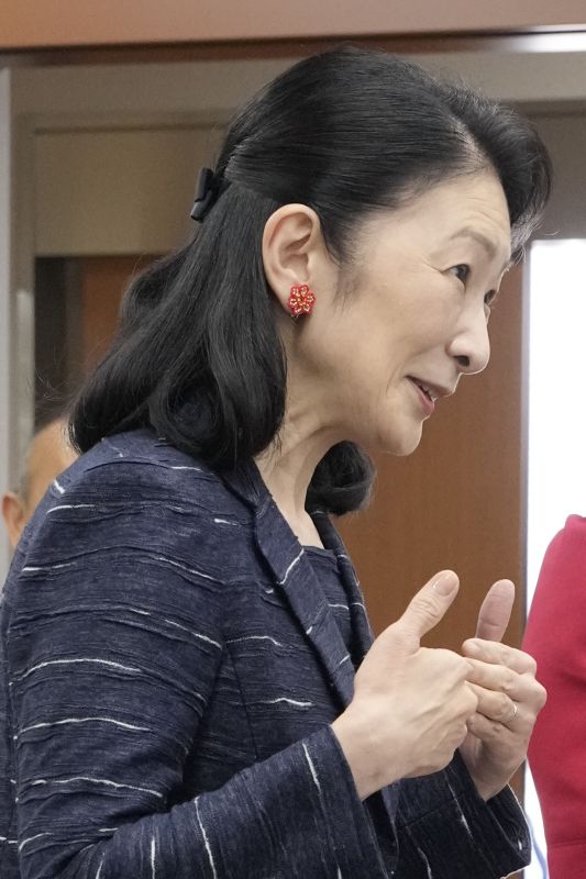 紀子さまは可愛らしい花のイヤリングで。（2026年6月、写真／JMPA）