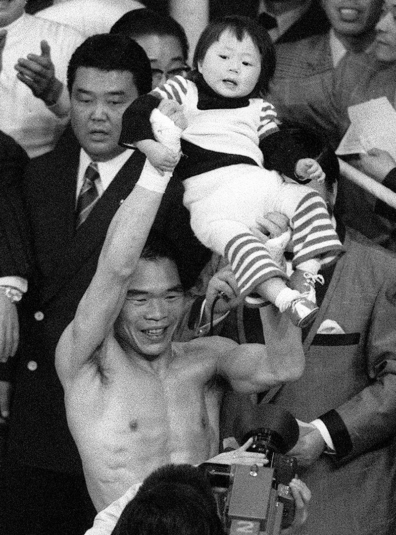 王者になり、リングで長女を抱き上げた（1974年、写真／共同通信社）