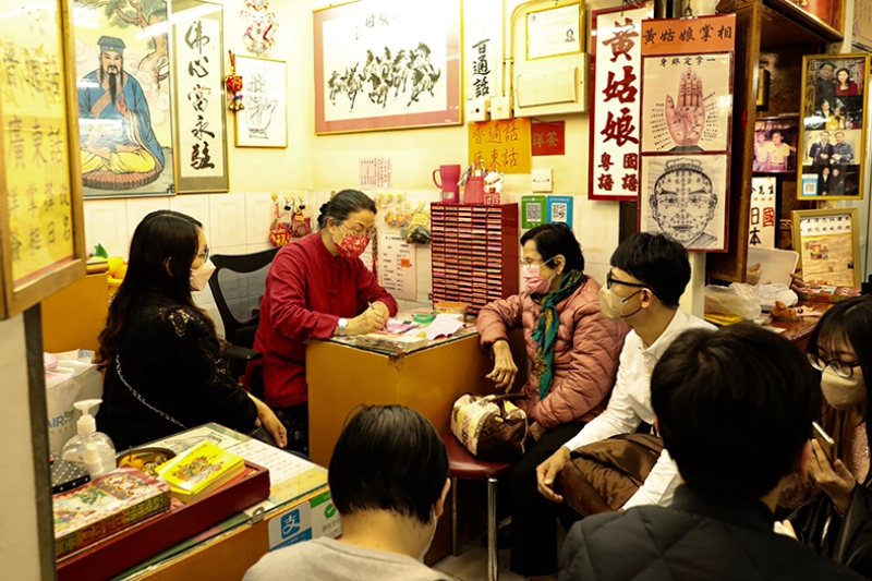 香港でも占いは活況（写真／共同通信社）