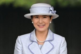 《30年ぶりのビビッドカラー》雅子さま「晩餐会ドレス」で「ゴージャス」と「桜色」を使い分けられて