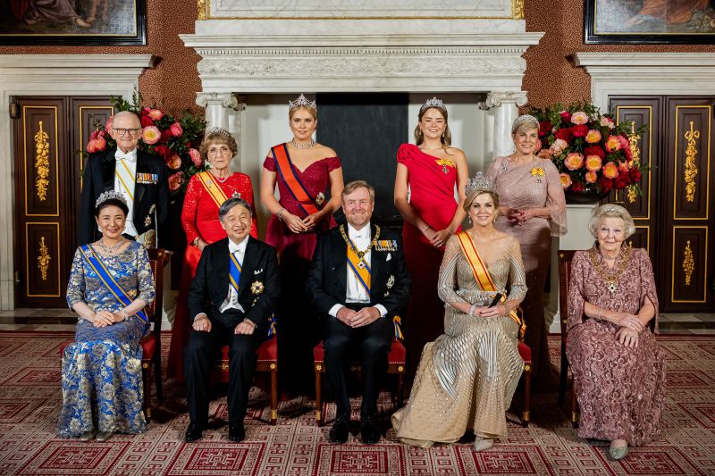 ウィレム・アレクサンダー国王やマキシマ王妃らと記念撮影。（2026年6月、写真／時事通信フォト）