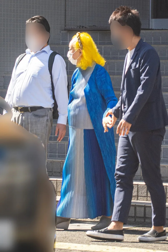 会場から出てくる美輪さん（2021年7月）
