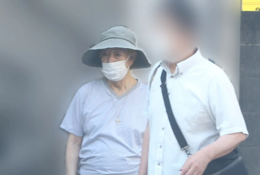 男性に支えられながら病院へ（2022年7月）