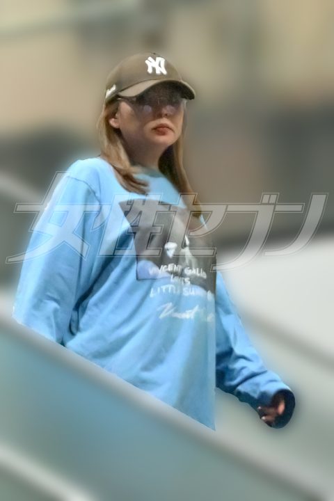 ステーキハウスから出てくる野呂。