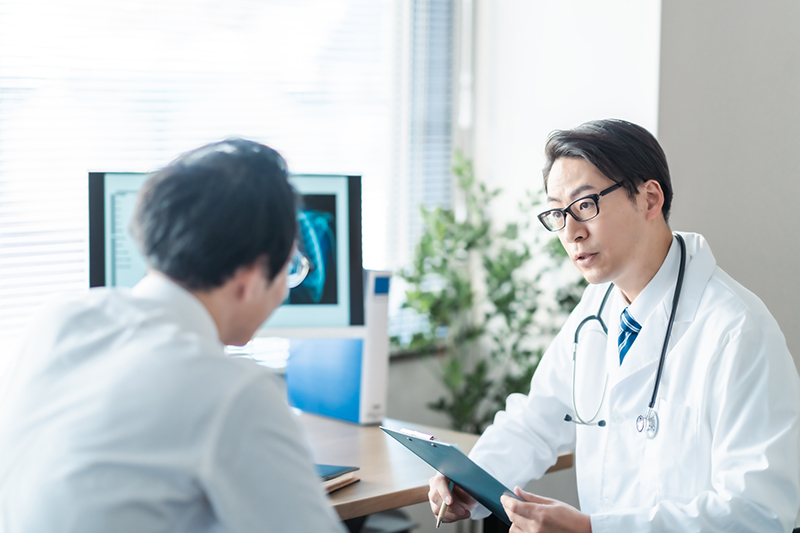 かかりつけ医は、介護や看取りにおいて重要な役割を果たす（写真／PIXTA）