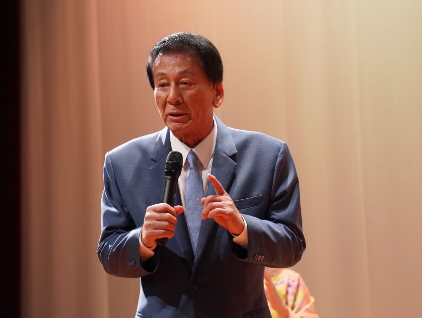 全国を回る決意を表明した杉。