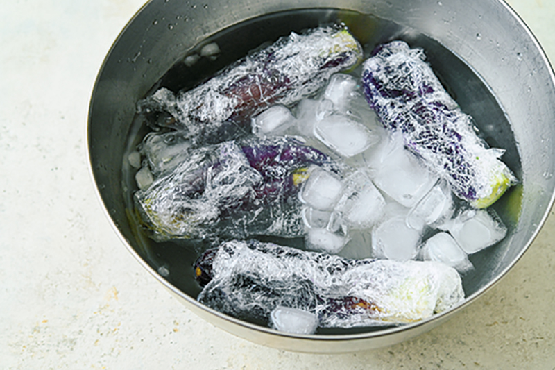 ラップのまま氷水へ