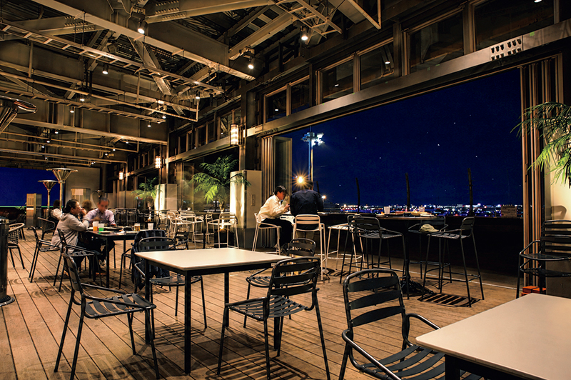 空港の展望デッキで一杯（提供写真）