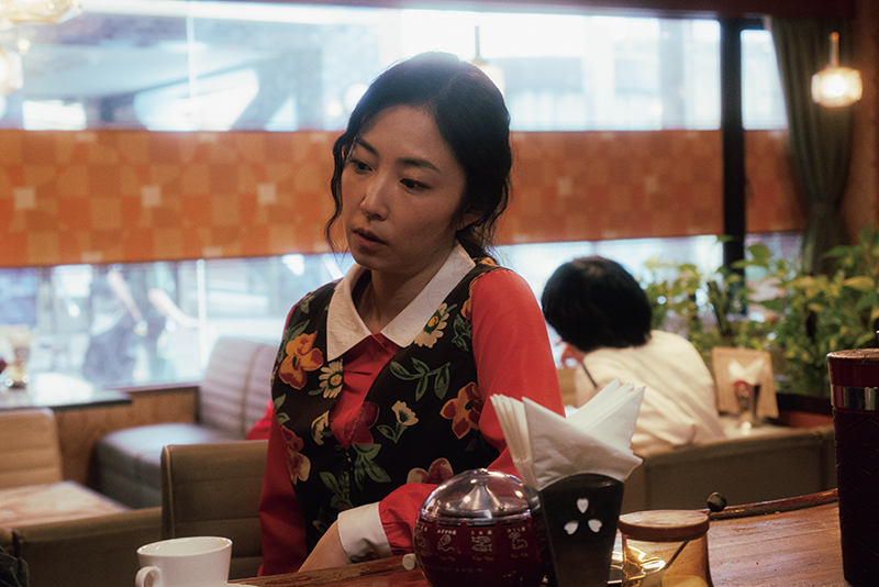 喫茶店の店主・奈倉瞳（MEGUMI）（C）2026 FUJIKO Film Partners