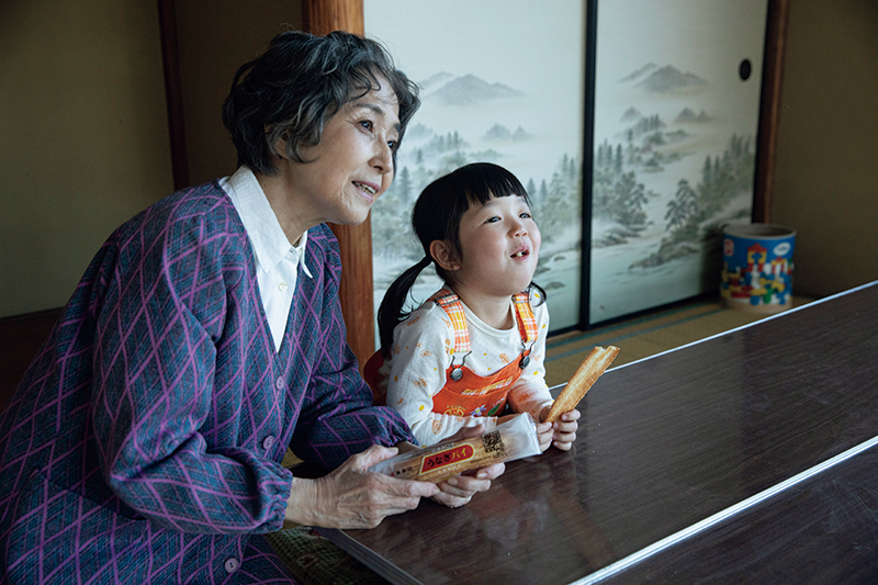 託児所の園長・畑山（竹下景子）（C）2026 FUJIKO Film Partners