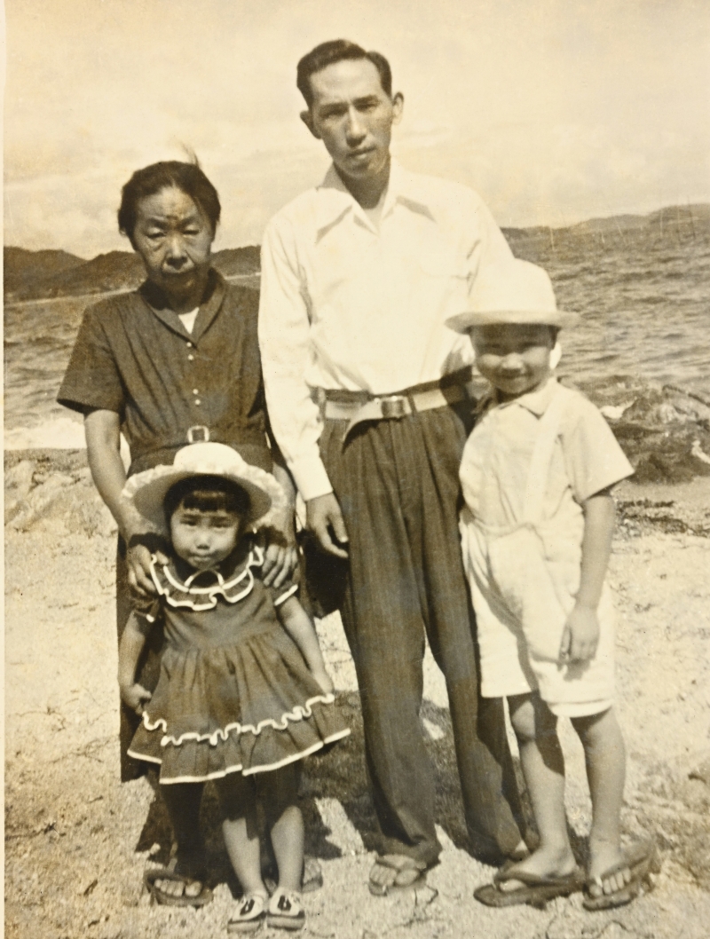 女ばかりの高須家に婿養子として入った、父の省吾（右から克弥、省吾、妹、祖母のイマ）。（本人提供）