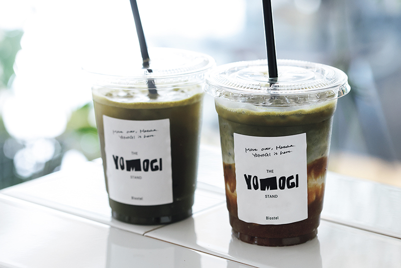 シンプルによもぎを味わえるYomogi Infusion 750円と、ほんのり甘い一番人気のデーツ入りドリンク、Herbal Elixir（Yomogi & Dates）1150円
