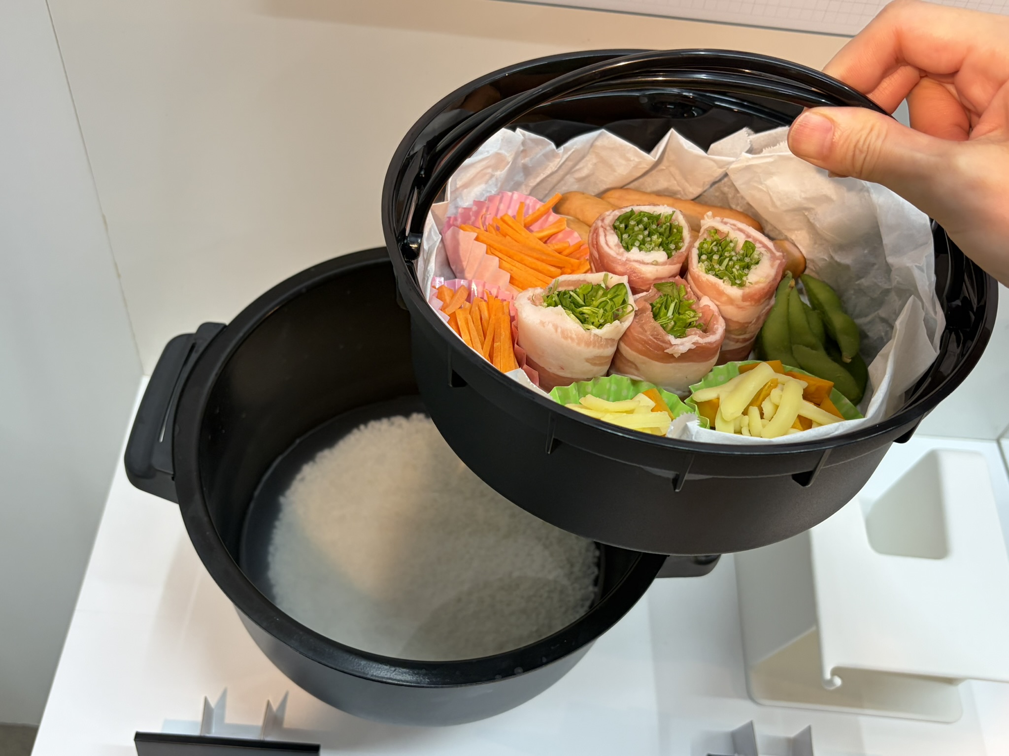 上におかず、下にお米を入れてスイッチオン！