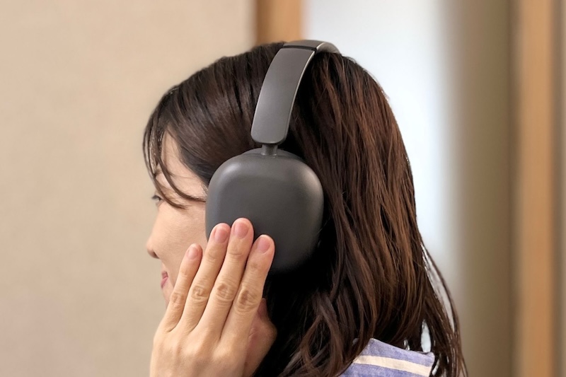 黒よりも重い印象にならないグレーカラーも