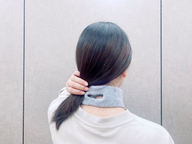 まずはヘアーバンドを首まで通します