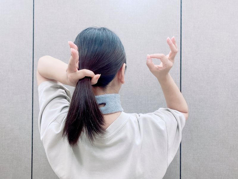 親指と人差し指で輪っかを作るのがコツ