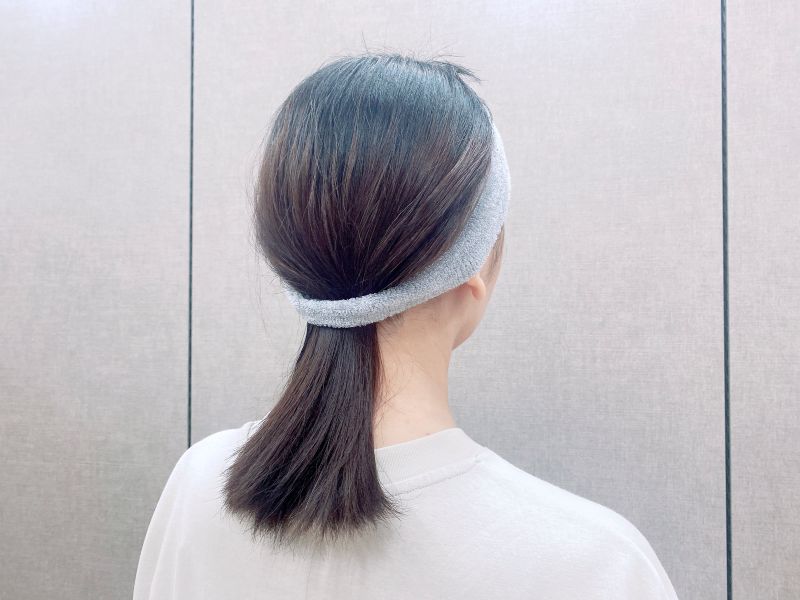 ヘアーバンドひとつで前髪も後ろ髪もすっきりまとまる