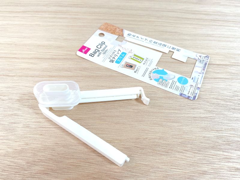 一見すると普通の袋クリップですが、注ぎ口が付いているのがポイント