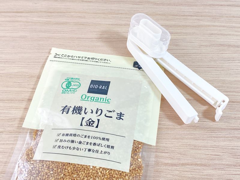 ごまや顆粒だしなど、粉末タイプの食品袋に便利な「注ぎ口付き袋クリップ（スリム）」。価格は110円