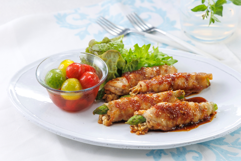 オクラやなす、パプリカなど、好みの夏野菜を豚肉で巻いてもGood！ 「ミニトマトのシロップマリネ」と付け合わせても