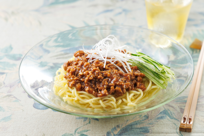 麺はキリッと冷水で締めると美味。肉みそはうどんやそうめんにかけても◎