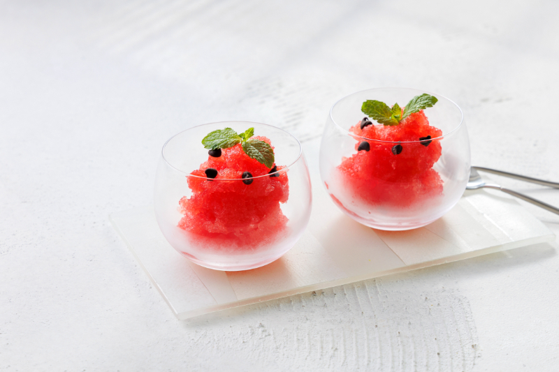 チョコチップを飾ってすいかの種を演出。目にも舌にも涼やかな夏のスイーツに