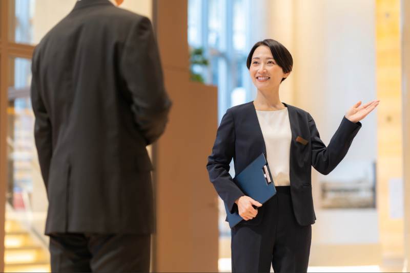 見学者のツアーガイドを行った（写真／イメージマート）