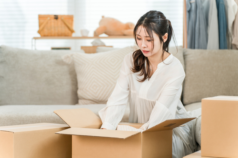 段ボールを組み立てて荷詰めをする（写真／イメージマート）