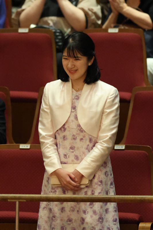 花柄のワンピースに白いジャケットを合わされて。（2026年6月、写真／JMPA）