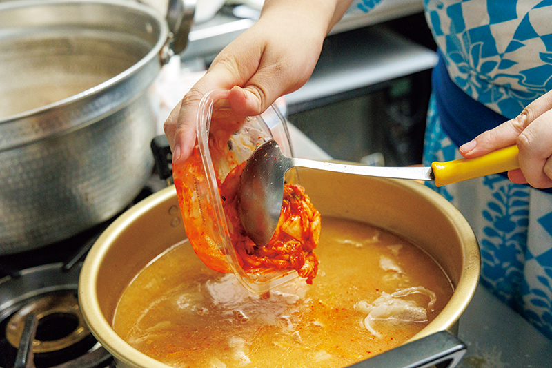 白菜キムチは漬け液ごと投入