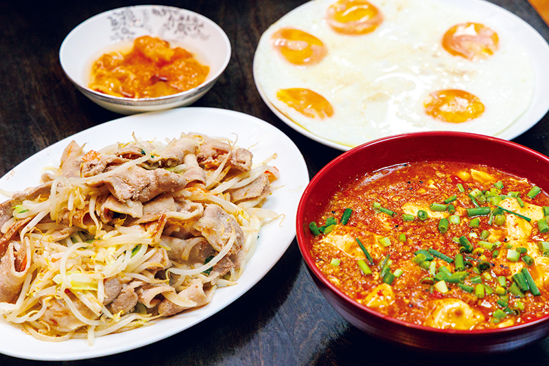 今日のおかずは、必ず食卓に並ぶ目玉焼きと、二十山親方（元小結・栃乃花）からの差し入れ『ほやの刺身』と、『豚肉の野菜炒め』、『麻婆豆腐』