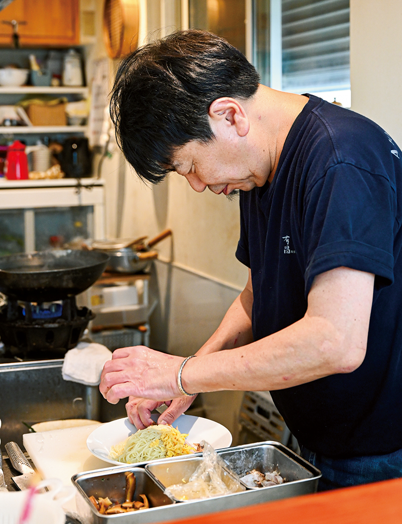2代目店主の橋本和雄さん。先代の味を守りつつ、夜は厳選したワインと合わせる提案も。