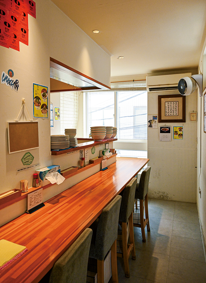 渋谷の名店が2023年に10年ぶりに復活。店内はコンパクトだが、シンプルで居心地のよい空間。