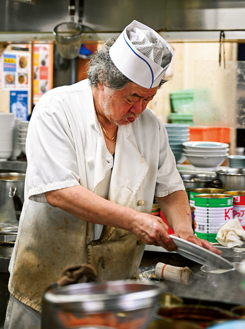 この店で25年もの間、“変わらぬ味”を守り続けてきたチーフの小田原秀喜さん。