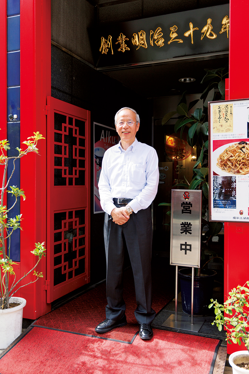 4代目店主の沈松偉さん。「通年提供していますが、やはり夏はコレというお客様が多いですね」。