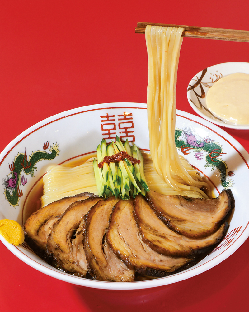 カドヤ食堂 総本店の焼き豚冷やし中華（1850円）。別皿添えの自家製マヨで味変必須！
