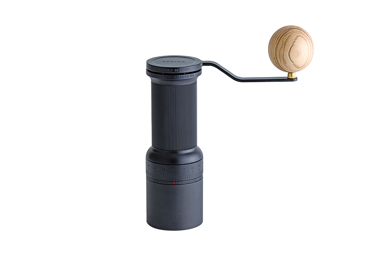 サイズ／ハンディ使用時（本体のみ）：約高さ190×直径65mm、ハンドル（横に伸びる回転パーツ）：長さ約125mm。スタンド使用時：約高さ275×幅145×奥行86mm。重量／ハンディ使用時：約870g、スタンド使用時：約1230g。カラー／モランディホワイト、ゴヤブラック。付属品／グラインダースタンド、専用セミハードケース、レンチ、充電用USB A to Type-Cケーブル（コンセント用アダプターは付属していない）、取扱説明書