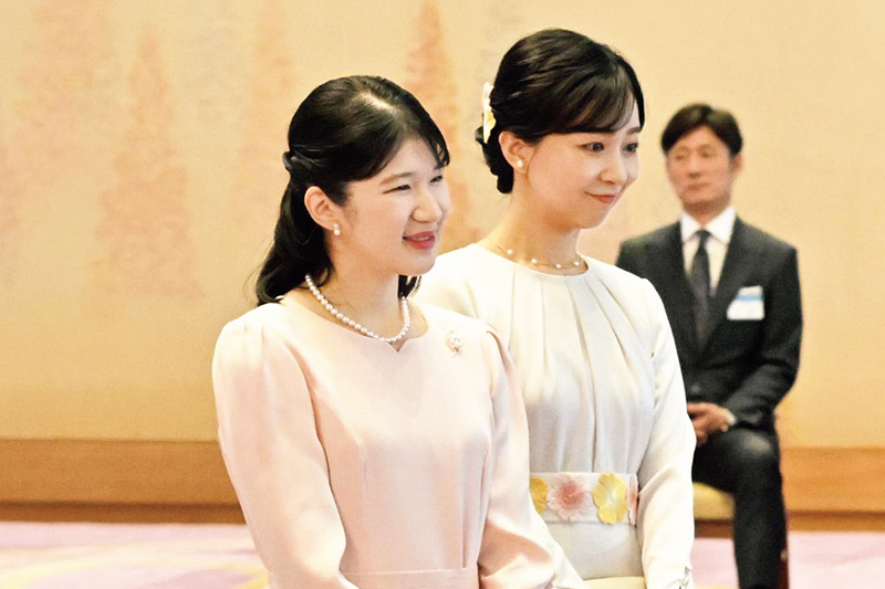 愛子さまと作品を観賞される佳子さま(7月6日、共同通信社)