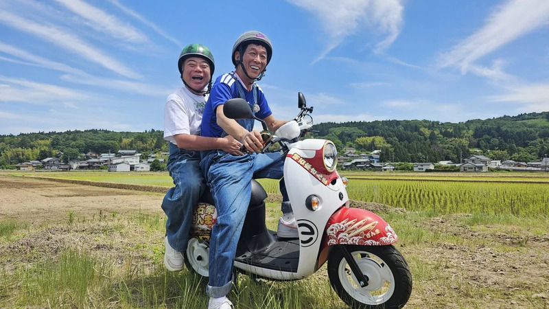 電動バイクにまたがるさんまと出川（番組公式HPより）